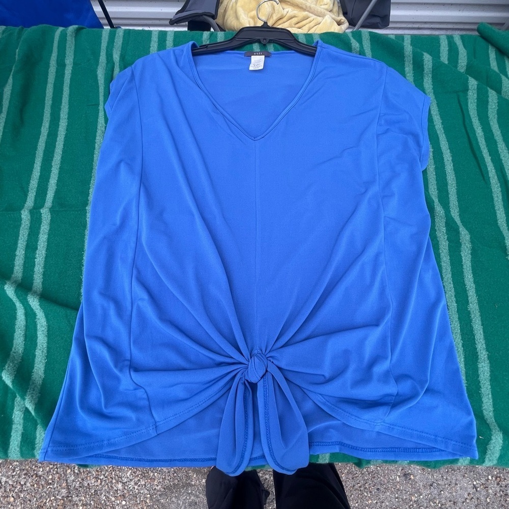 Gyft - Blue V-Neck Women's Top